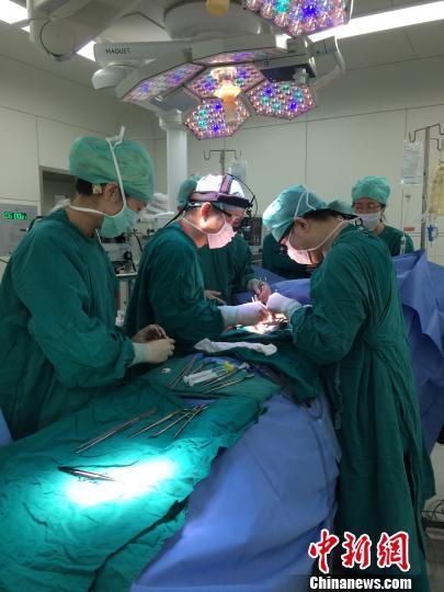 中山大学附属第一医院心外科医生团队正在进行心脏移植手术 彭福祥 摄